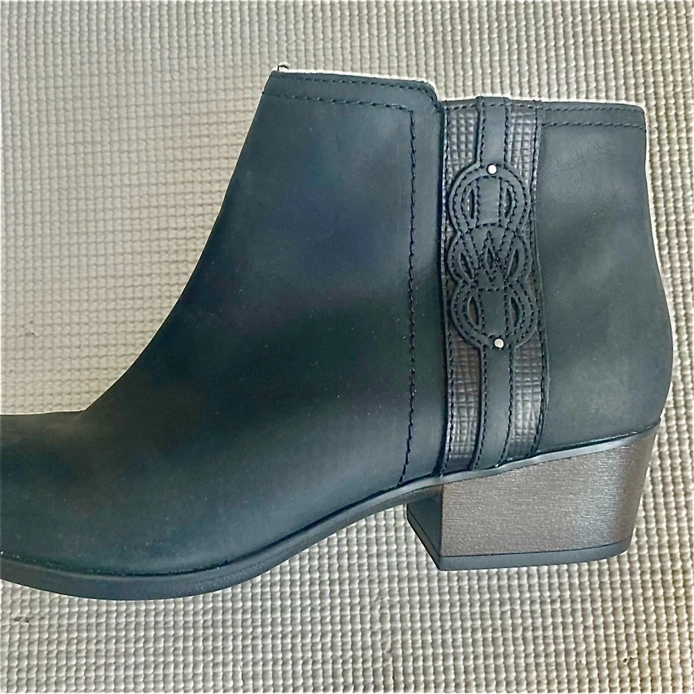 Clarks Collection Adreena Lilac Booties, Black Leather, Womens Size 9 Nice Cond